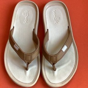 Women SANUK flip flops/ sandals SZ  7